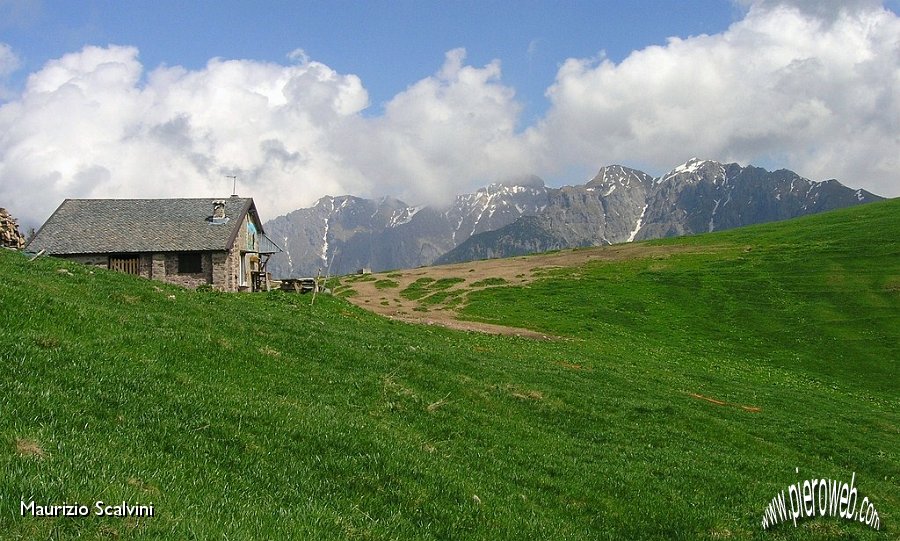 14 La casera del Monte Torcola. Sullo sfondo la costiera tra Pegherolo e Monte Secco.JPG